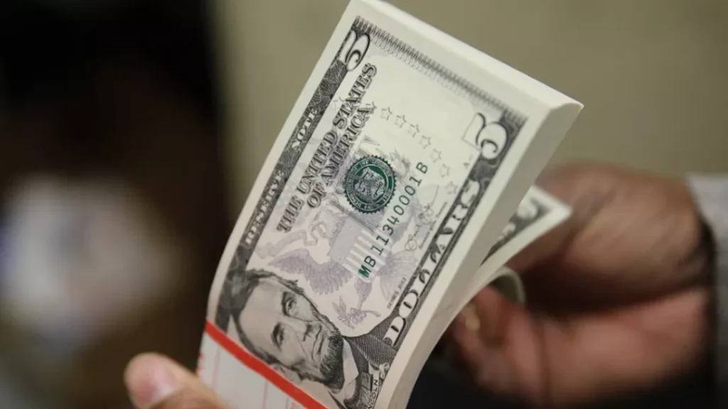 Dólar sobe a R$ 5,22, maior valor de fechamento em 6 meses, com exterior e eleição