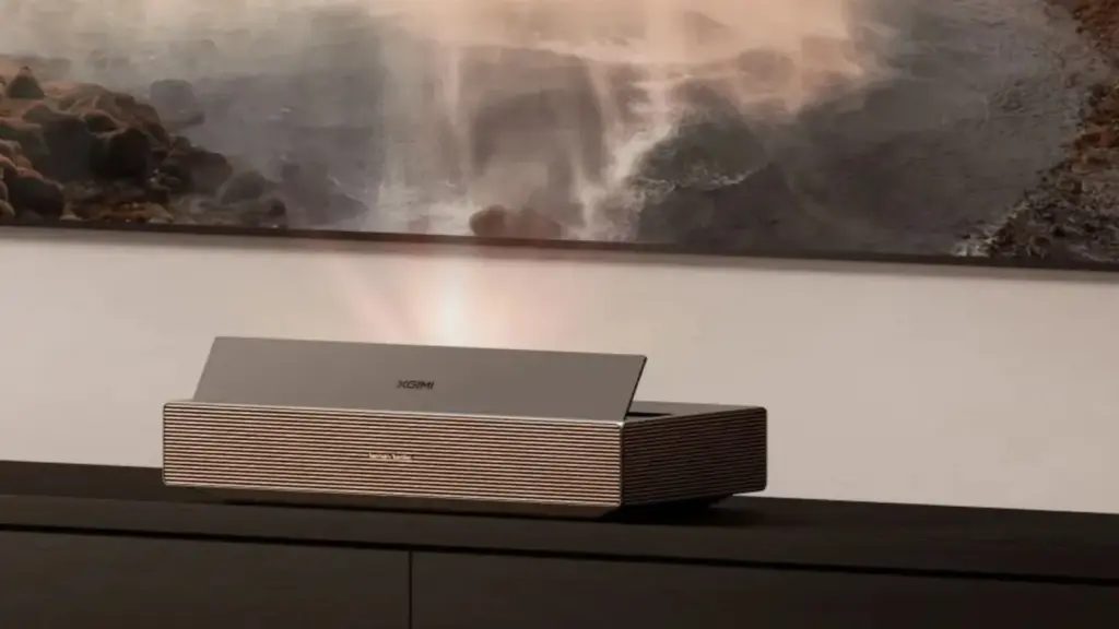 Com a proposta de substituir telas tradicionais em salas compactas, a fabricante XGIMI apresentou a linha de projetores AURA 3, capaz de rodar jogos pesados em até 120 Hz no formato 4K enquanto projeta telas gigantescas de até 200 polegadas posicionada bem perto da parede.