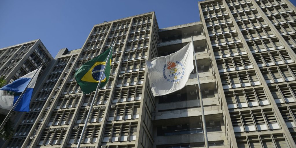 Justiça aumenta indenização a estudantes vítimas de racismo na Uerj Justiça aumenta indenização a estudantes vítimas de racismo na Uerj