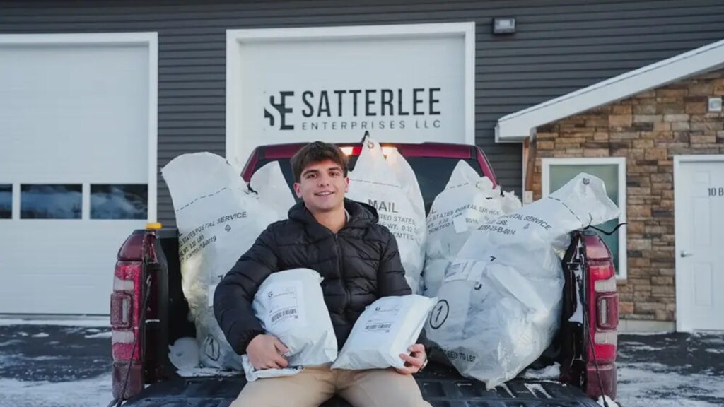 Jovem de 18 anos transforma impressoras 3D em negócio de US$ 300 mil por mês após produto viralizar nas redes sociais