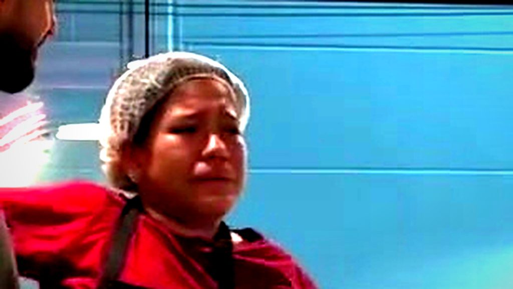 Dois funcionários que saíram do norte do país há 2 anos ouvem do patrão “eu preciso cortar, cortar custo” e a demissão de um dos dois, mas a folha na mão dele dizia outra coisa Dois funcionários que saíram do norte do país há 2 anos ouvem do patrão “eu preciso cortar, cortar custo” e a demissão de um dos dois, mas a folha na mão dele dizia outra coisa