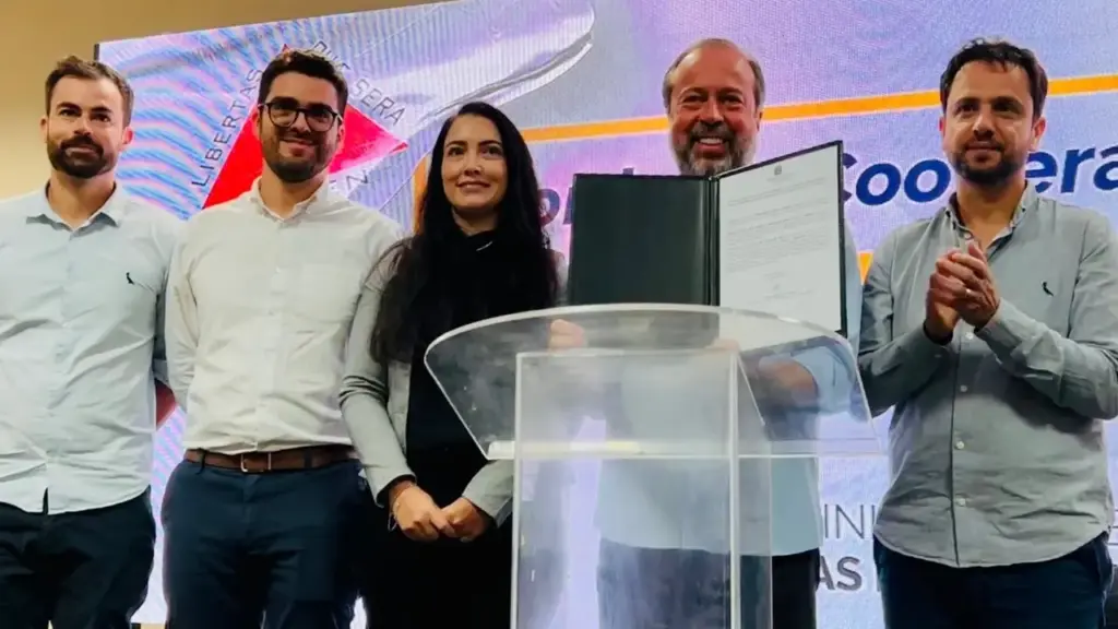 Acordo destina mais de R$ 100 milhões para climatizar 600 escolas do Rio Doce e instalar 6,7 MWp de energia solar em Minas Gerais e Espírito Santo Acordo destina mais de R$ 100 milhões para climatizar 600 escolas do Rio Doce e instalar 6,7 MWp de energia solar em Minas Gerais e Espírito Santo