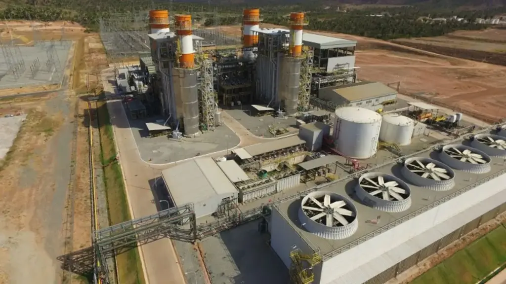 Depois de vencer leilão federal, Eneva coloca quase R$ 6 bilhões no Pecém para erguer duas térmicas de 1.147 MW e terminal de GNL de 14 milhões de m³ por dia, com mais de 2 mil empregos previstos Depois de vencer leilão federal, Eneva coloca quase R$ 6 bilhões no Pecém para erguer duas térmicas de 1.147 MW e terminal de GNL de 14 milhões de m³ por dia, com mais de 2 mil empregos previstos