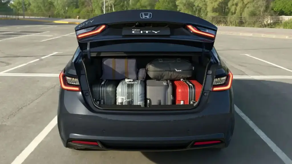 Esbanjando porta-malas de 519 litros e custando menos de R$ 120 mil, Honda City Sedan LX 1.5 CVT faz até 15,5 km/L, combina mecânica confiável com câmbio automático e aparece como uma boa opção entre os carros 0 km