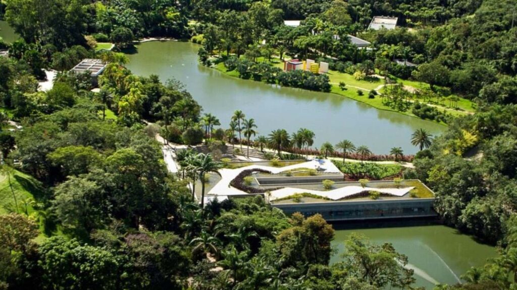 Um dos maiores museus a céu aberto do mundo fica em MG, ocupa 786 hectares e reúne 1.860 obras entre jardins com mais de 4 mil espécies