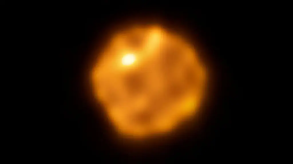 Estrela gigante com quase 20 vezes a massa do Sol, Betelgeuse tem superfície borbulhante revelada em novas imagens do ALMA e região quente intriga astrônomos Estrela gigante com quase 20 vezes a massa do Sol, Betelgeuse tem superfície borbulhante revelada em novas imagens do ALMA e região quente intriga astrônomos