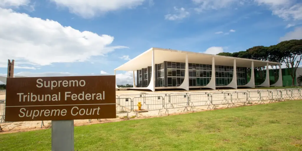Ex-ministros do STF pedem apuração rigorosa da "mais aguda crise"