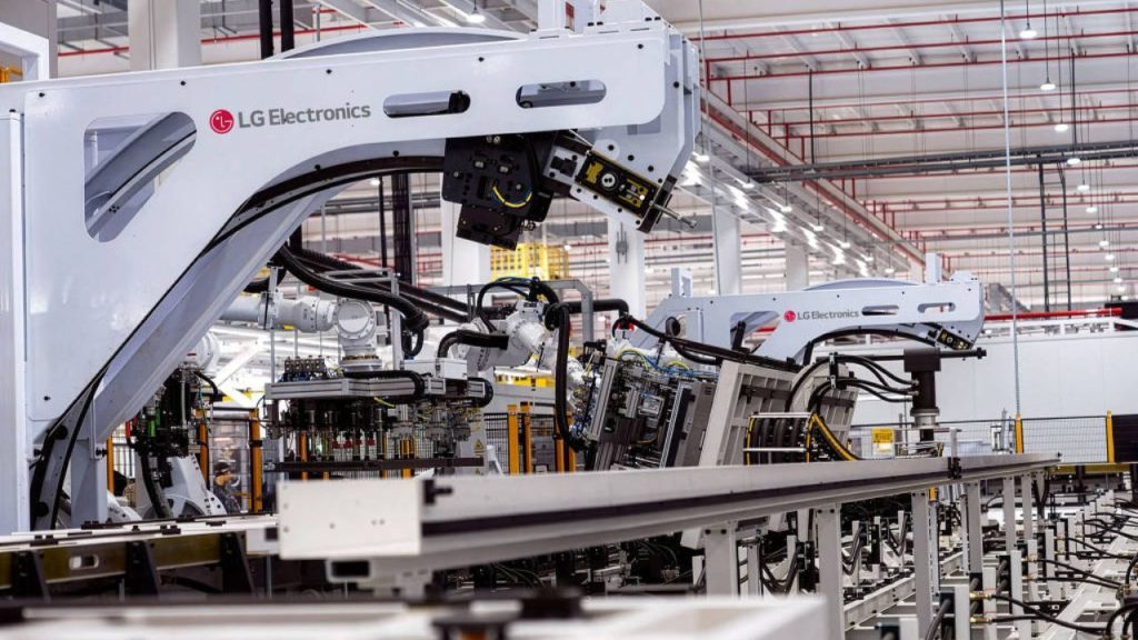 Fábrica da LG no Paraná usa robôs e consegue produzir uma geladeira a cada 14 segundos em ritmo máximo Fábrica da LG no Paraná usa robôs e consegue produzir uma geladeira a cada 14 segundos em ritmo máximo