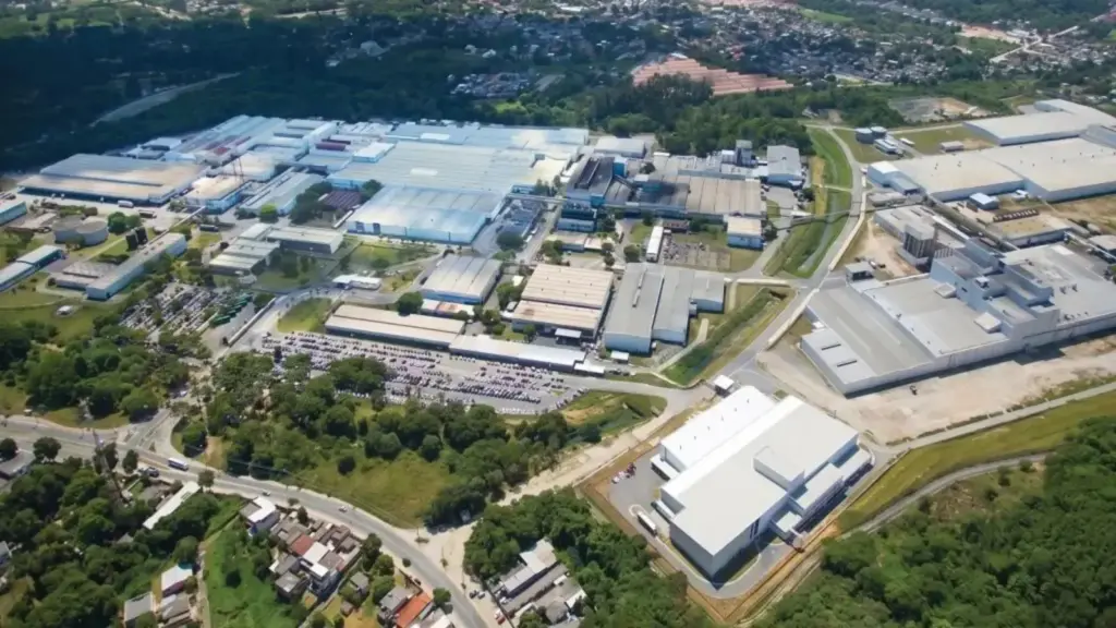 Gigante dos pneus fecha grande fábrica no Brasil, afeta cerca de 350 trabalhadores e encerra mais de 70 anos de produção em Guarulhos após avanço de produtos asiáticos mais baratos