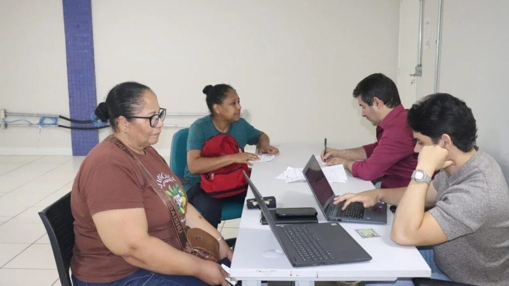 Candidatos encontram 3,1 mil vagas em feirão nesta quarta-feira, com salários de até R$ 2.664 e entrevistas presenciais em Goiânia