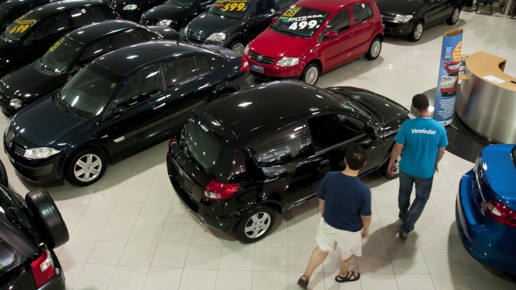 Motorista que trocou de carro em agosto entrou no terceiro melhor agosto do setor em 16 anos, com 503.768 emplacamentos e a Selic começando a ceder