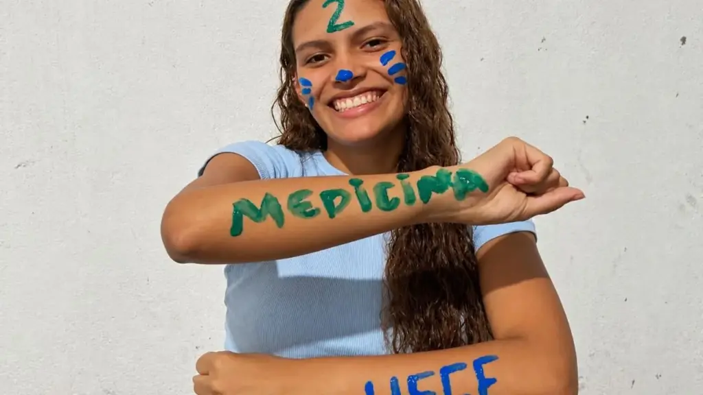 Filha de cuidadora de idosos e motorista de aplicativo, jovem de 21 anos estudou por três anos, pegava VLT e metrô para o cursinho, enquanto a mãe acordava às 4h para preparar sua comida, e chegou a dormir em cadeira e no chão de hospital acompanhando o pai até conquistar vaga em Medicina na Uece