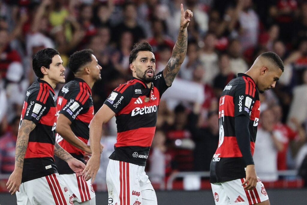 Flamengo supera Corinthians por 2 a 1 e reassume liderança do Brasileirão Flamengo supera Corinthians por 2 a 1 e reassume liderança do Brasileirão