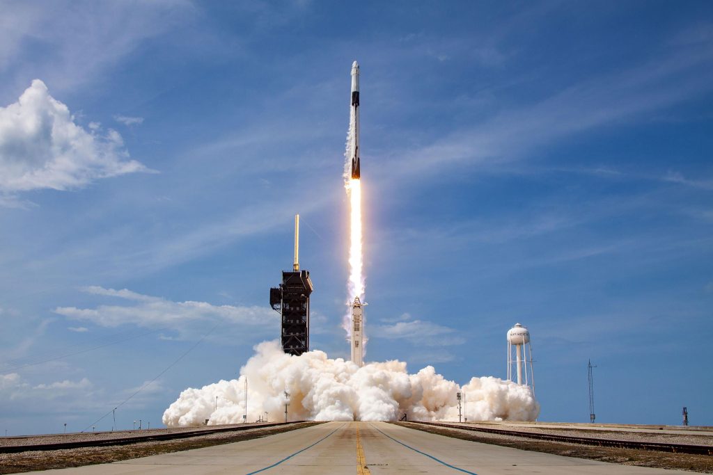 Corrida espacial enfrenta novo gargalo: faltam vagas em foguetes para tantos satélites enquanto Falcon 9 entra em transição para o Starship