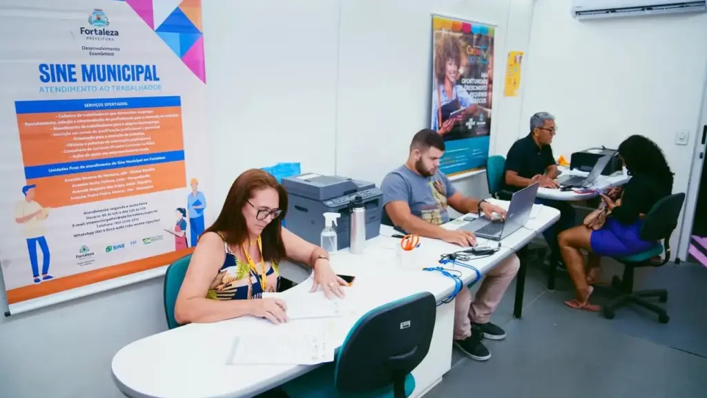 Trabalhadores de Fortaleza encontram 3.013 vagas em 228 profissões entre 8 e 11 de setembro, com seleções presenciais de 283 empresas no Sine Municipal Trabalhadores de Fortaleza encontram 3.013 vagas em 228 profissões entre 8 e 11 de setembro, com seleções presenciais de 283 empresas no Sine Municipal