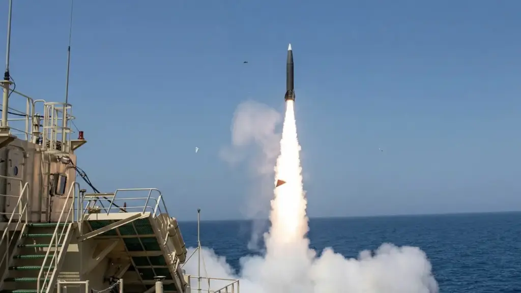 Uma fragata alemã disparou no Atlântico Norte um míssil balístico israelense e deu à Otan uma capacidade de ataque naval que nenhuma marinha europeia tinha até agora