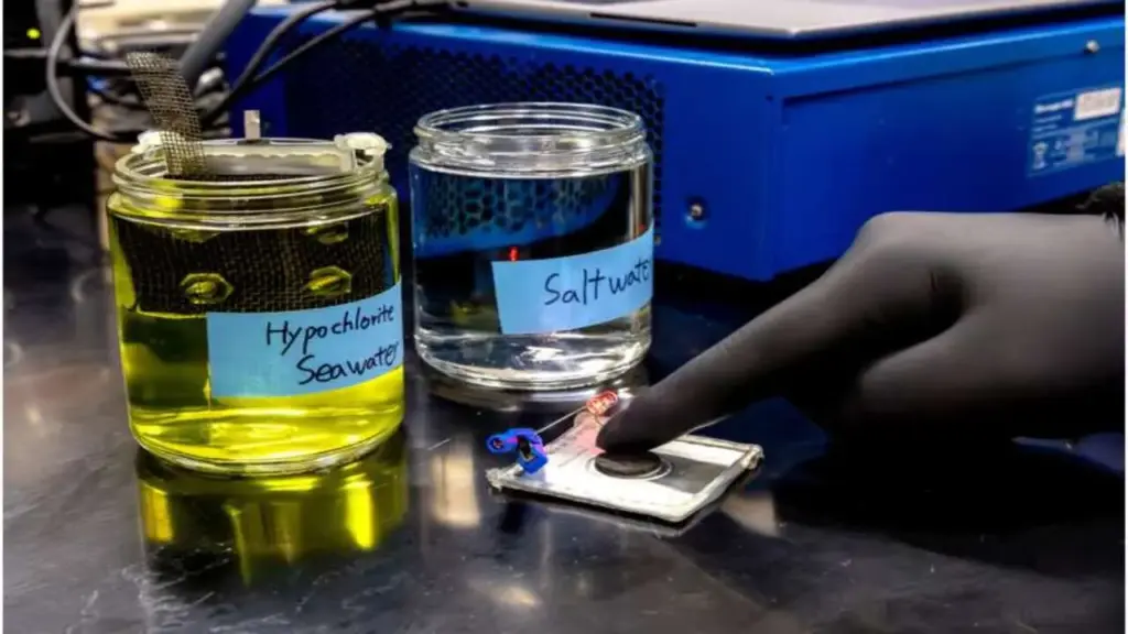Com 5% a mais de água sanitária na composição do eletrólito, uma nova tecnologia de baterias de água salgada elimina o uso de minerais raros importados, corta a necessidade de catalisadores e mais que dobra a geração de potência máxima para redes de energia.