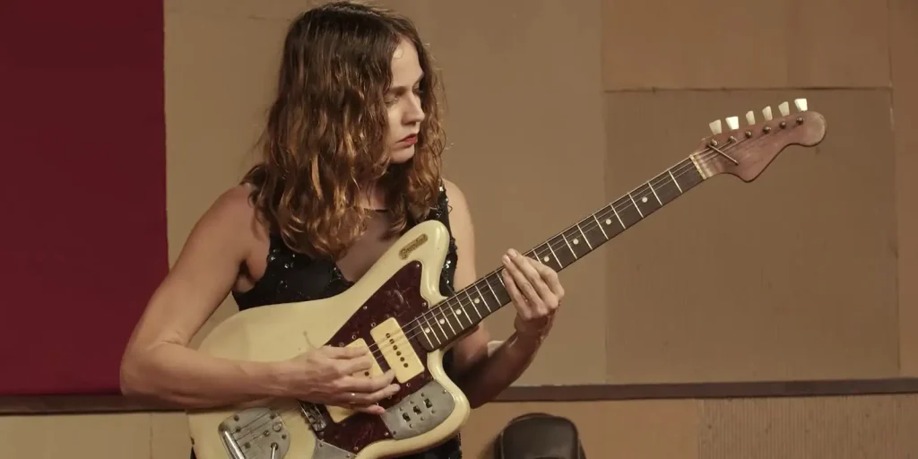 Gabi Terra é destaque do reality Duelo de Guitarras na TV Brasil Gabi Terra é destaque do reality Duelo de Guitarras na TV Brasil