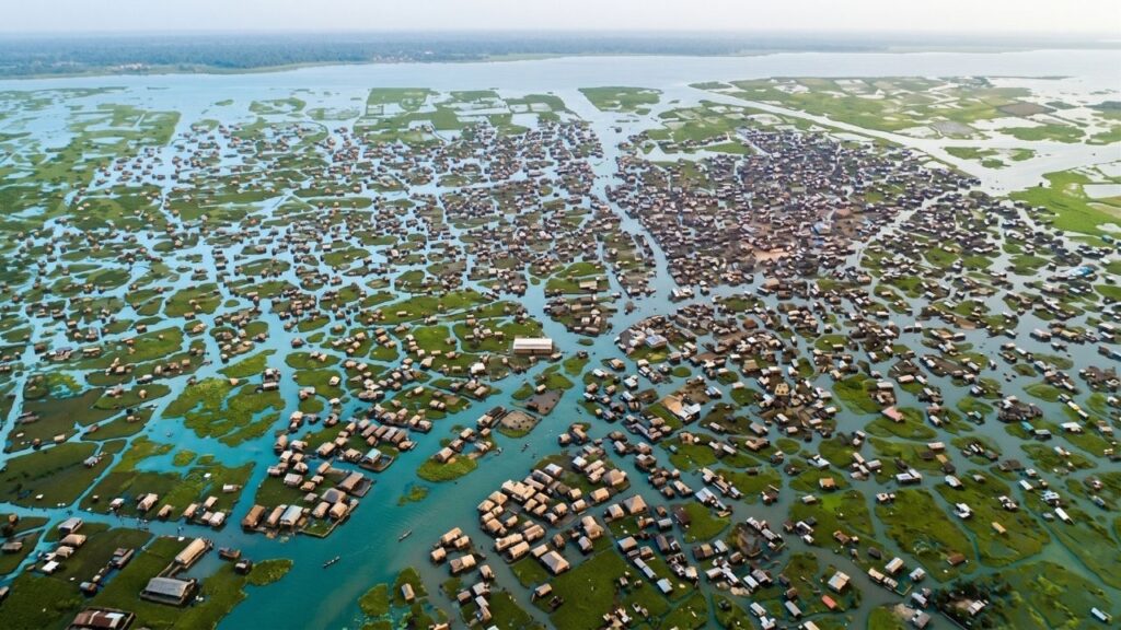 A maior vila flutuante do mundo, onde mais de 30 mil moradores vivem concentrados sobre o Lago Nokoué, forma uma cidade inteira sobre estacas e substitui ruas por canais, criando um dos padrões urbanos mais incomuns da África