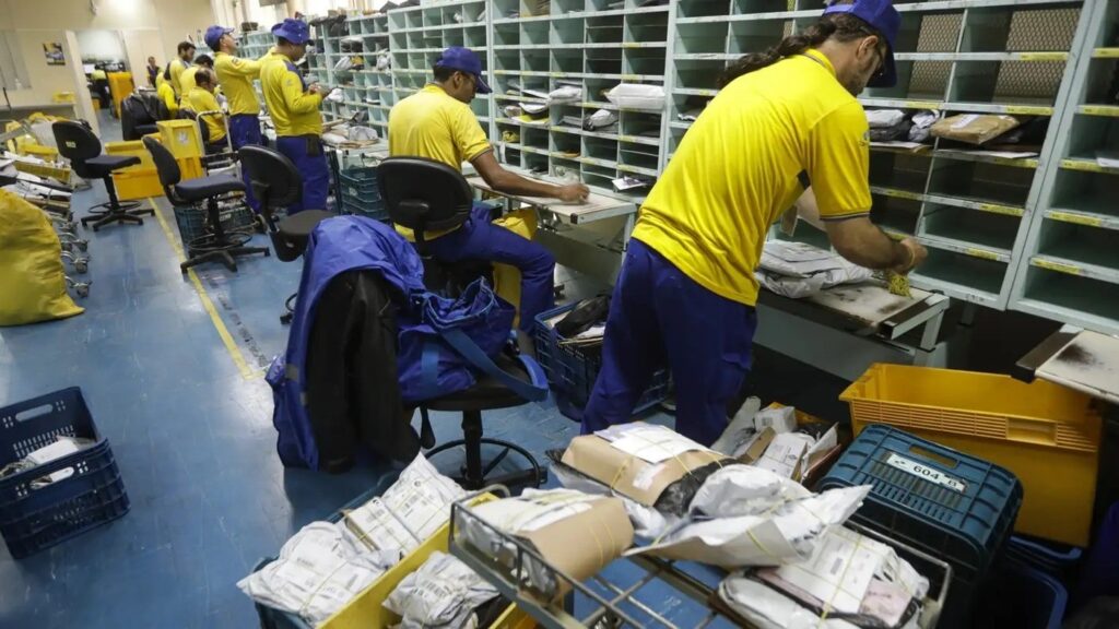 Trabalhadores dos Correios devem manter 80% do efetivo durante a greve por decisão do TST, enquanto estatal aciona reforço para preservar entregas Trabalhadores dos Correios devem manter 80% do efetivo durante a greve por decisão do TST, enquanto estatal aciona reforço para preservar entregas