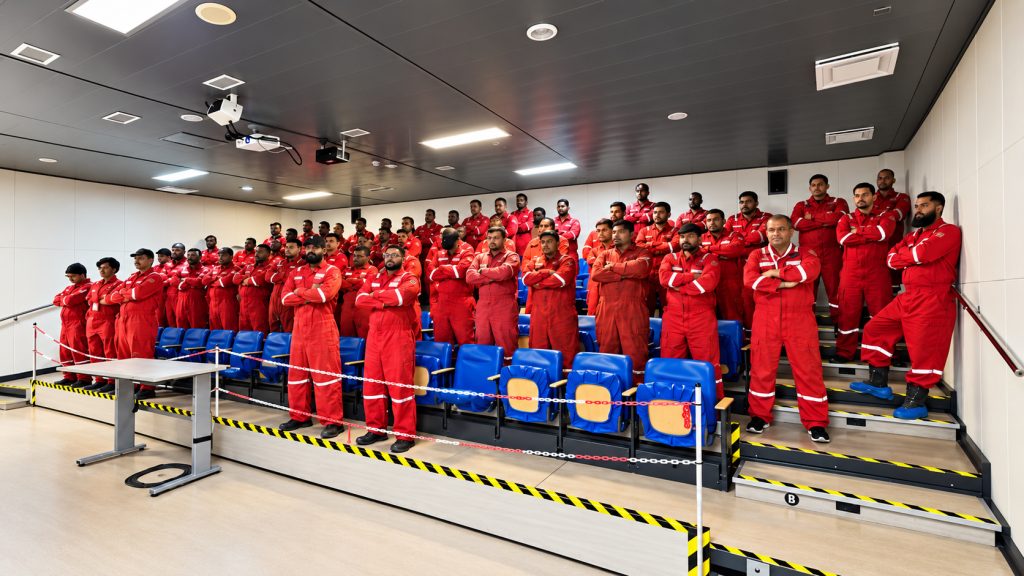 Trabalhadores do petróleo cruzam os braços em Macaé e na Bacia de Campos após impasse na CCT 2026/2027; greve por tempo indeterminado alcança operações onshore e offshore e começa no aeroporto