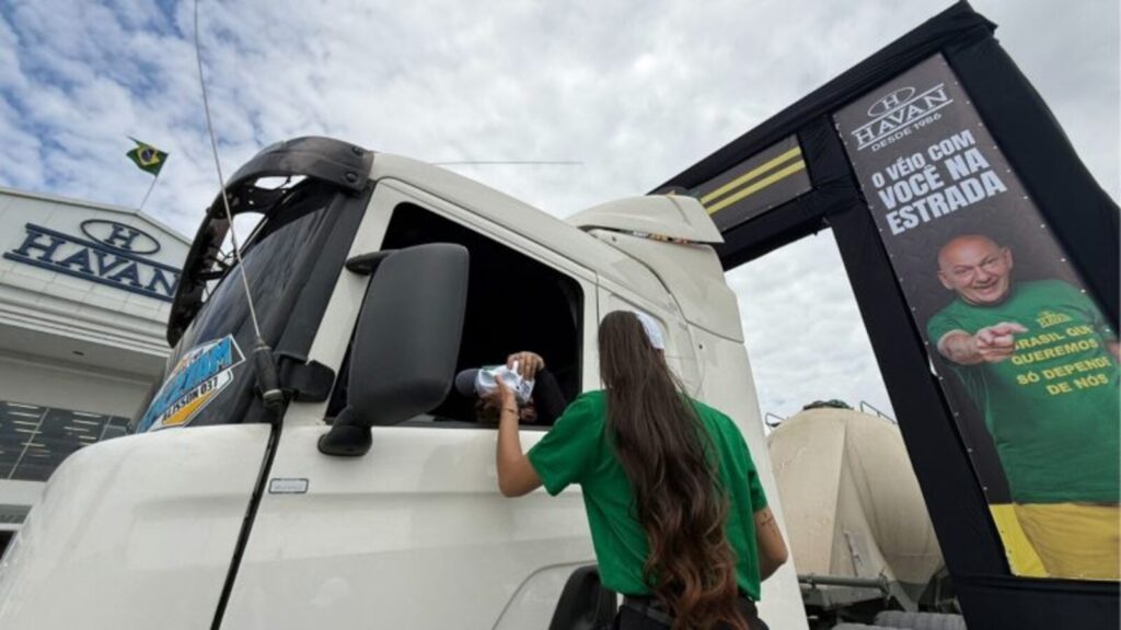 Dono da Havan dá presente de graça para motoristas com CNH C, D ou E no Dia do Caminhoneiro nesta quarta-feira (16), na megaloja de Sorriso, em Mato Grosso Dono da Havan dá presente de graça para motoristas com CNH C, D ou E no Dia do Caminhoneiro nesta quarta-feira (16), na megaloja de Sorriso, em Mato Grosso