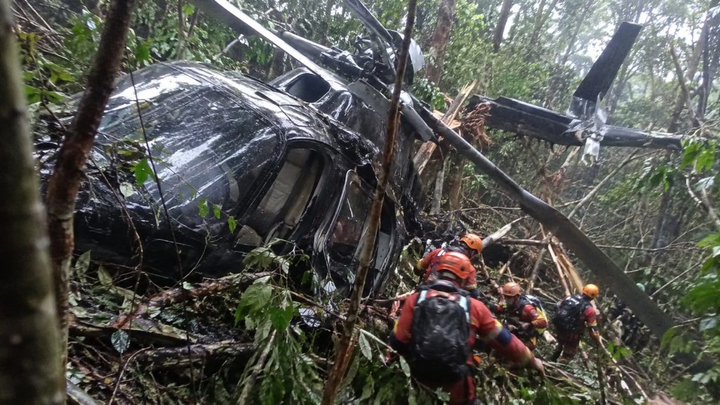 3 sobrevivem à queda de helicóptero na mata em SP e pedem socorro por tablet 3 sobrevivem à queda de helicóptero na mata em SP e pedem socorro por tablet