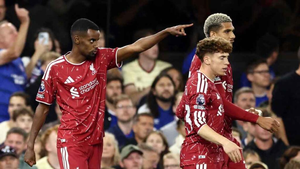 Com show de Isak e assistências de Gakpo, Liverpool supera o Ipswich Town