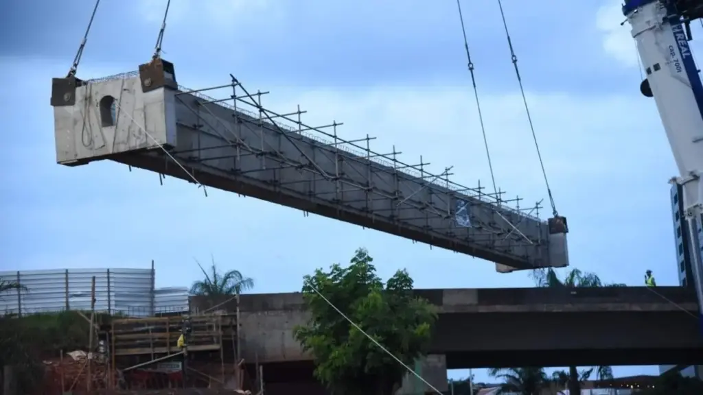 Vendedor que saiu do BH Shopping por volta das 13h pegou o trevo do Belvedere totalmente interditado e criticou o horário da obra: viga de 101 toneladas foi içada por guindaste de 500 t em intervenção de R$ 22,8 milhões que atinge 60 mil veículos por dia