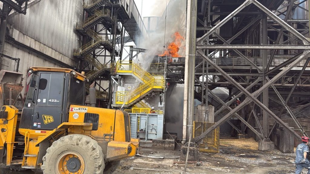 Incêndio no cais 12A do Porto de Santos começou numa esteira de terminal que atende a Nita Alimentos e reuniu Bombeiros, Guarda Portuária, brigada vizinha e rebocadores; APS diz que a operação do cais não foi afetada