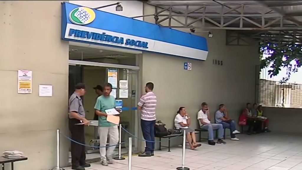 INSS começa a soltar o dinheiro de setembro nesta quinta-feira (24): quem ganha até R$ 1.621 recebe primeiro, o último grupo só vê o depósito em 7 de outubro, e um único número no cartão decide em que lugar da fila você está
