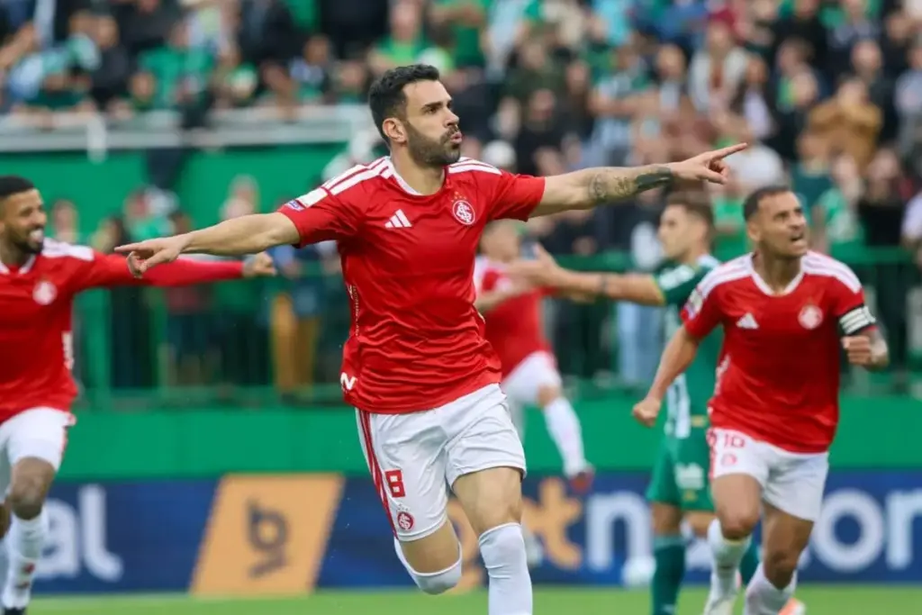 Internacional vence Chapecoense e encerra jejum de vitórias no Brasileiro Internacional vence Chapecoense e encerra jejum de vitórias no Brasileiro
