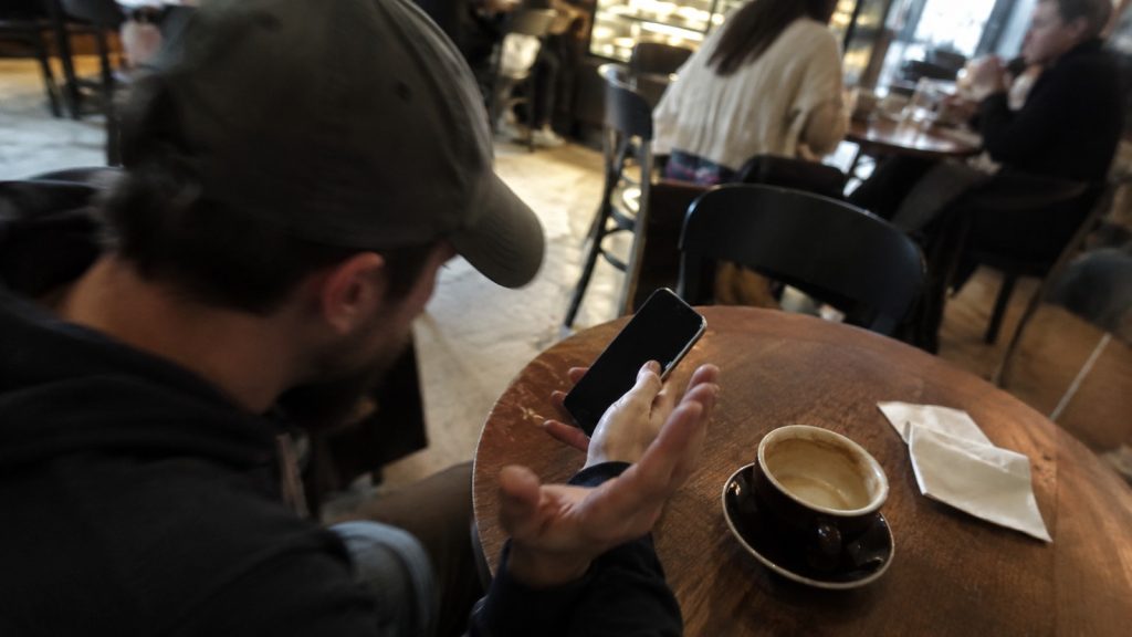 Bug do Face ID do iPhone 18 Pro trava a tela e faz o aparelho reiniciar sozinho, e o teste “caseiro” que reproduz o defeito é só cobrir o rosto com a mão