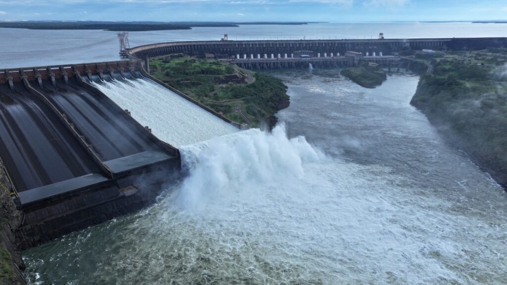 Operadores de Itaipu abrem vertedouro após chuvas e elevam vazão a 3.100 m³ por segundo para controlar o reservatório da usina no Paraná Operadores de Itaipu abrem vertedouro após chuvas e elevam vazão a 3.100 m³ por segundo para controlar o reservatório da usina no Paraná