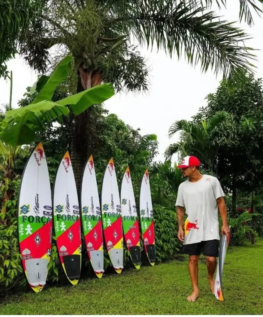 Aos 30 anos, Ítalo Ferreira vendeu pranchas usadas em competições, arrecadou R$ 100 mil em uma hora, completou o valor do próprio bolso e seguiu com jet-skis e veículos 4×4 para cidades devastadas pelas enchentes para ajudar nos resgates