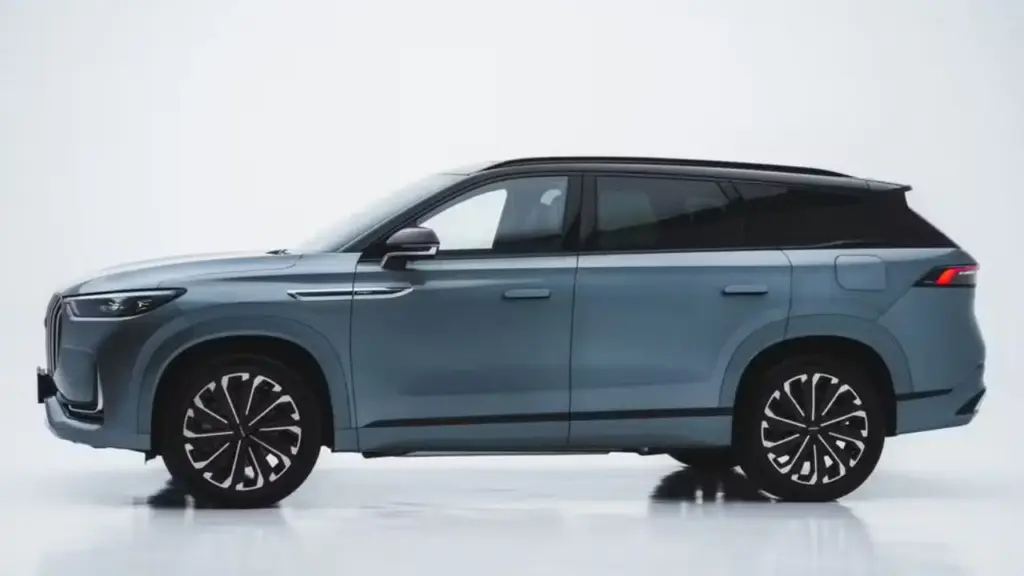 Jaecoo prepara SUV gigante para lançar no Brasil: Jaecoo 8 terá 4,82 metros, será maior que o Jeep Commander, traz motor 1.5 turbo ligado a dois elétricos, tração integral, 10 airbags, bancos com massagem e som Sony de 14 alto-falantes para estrear no primeiro semestre de 2027