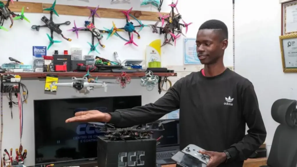 Jovem moçambicano começou construindo drones no próprio quarto, chorou quando o primeiro protótipo não respondeu aos comandos, insistiu até montar 14 modelos e agora prepara o 15º para levar até 3 kg de medicamentos a comunidades a 200 km de distância