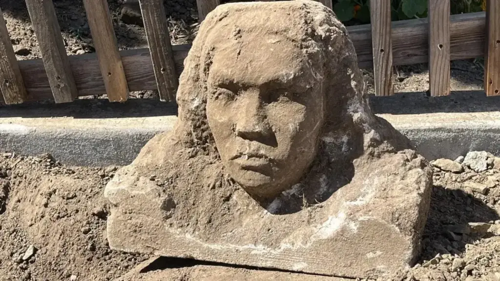 Casal trabalhava no quintal de casa quando encontrou uma misteriosa escultura de 68 quilos enterrada no solo e agora tenta descobrir quem criou a peça e como ela foi parar ali