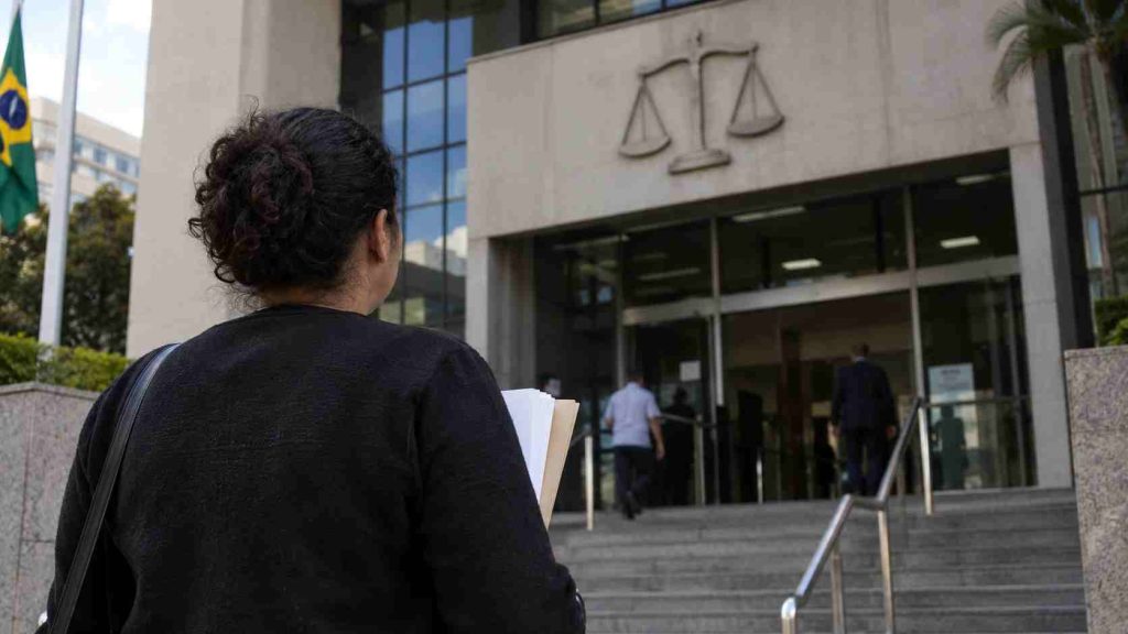 Projeto prevê Justiça gratuita para pessoas isentas do Imposto de Renda, mas permite análise da situação financeira pelo juiz Projeto prevê Justiça gratuita para pessoas isentas do Imposto de Renda, mas permite análise da situação financeira pelo juiz
