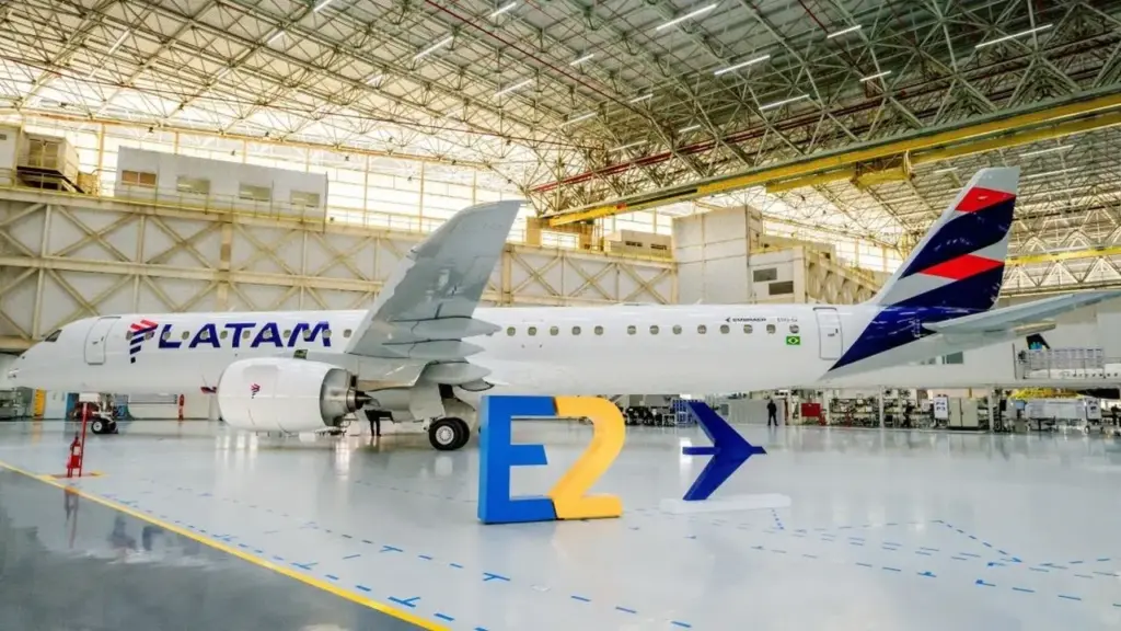Trabalhadores da manutenção aeronáutica ganham cerca de 200 posições com a chegada dos Embraer E2 à Latam, que estreia em novembro e poderá operar até 74 jatos Trabalhadores da manutenção aeronáutica ganham cerca de 200 posições com a chegada dos Embraer E2 à Latam, que estreia em novembro e poderá operar até 74 jatos
