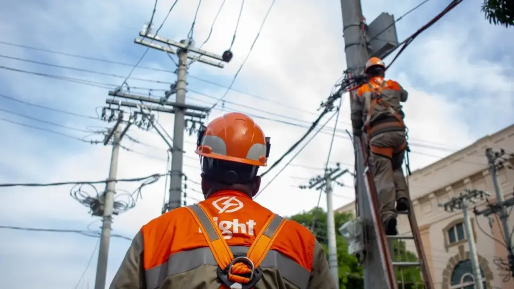 A Light antecipou o Plano Verão depois que 117 mil clientes ficaram sem energia por furto de transformador, e agora vai inspecionar 11.600 quilômetros de rede e podar 413 mil árvores até o fim do ano A Light antecipou o Plano Verão depois que 117 mil clientes ficaram sem energia por furto de transformador, e agora vai inspecionar 11.600 quilômetros de rede e podar 413 mil árvores até o fim do ano
