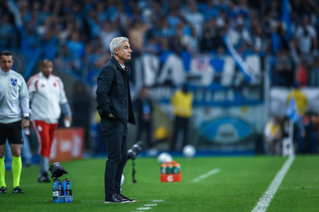 Luis Castro se despede do Grêmio após demissão nas redes sociais