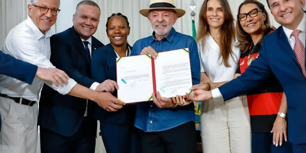 Lula sanciona lei de incentivo ao desenvolvimento do futebol feminino