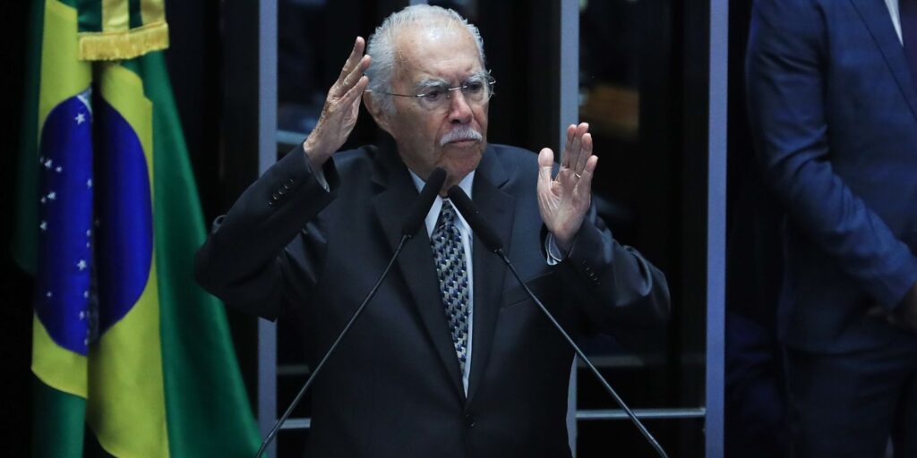 Ex-presidente José Sarney é internado com quadro de pneumonia Ex-presidente José Sarney é internado com quadro de pneumonia