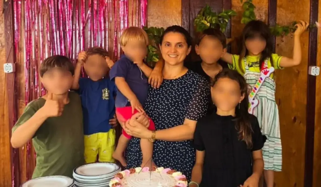 Mãe de seis filhos vê marido condenado a 14 anos pelos atos de 8 de janeiro deixar o país 21 dias após o nascimento do caçula, passa a sustentar a família sozinha e luta para desbloquear patrimônio enquanto seis caminhões financiados ficam “mofando e apodrecendo” Mãe de seis filhos vê marido condenado a 14 anos pelos atos de 8 de janeiro deixar o país 21 dias após o nascimento do caçula, passa a sustentar a família sozinha e luta para desbloquear patrimônio enquanto seis caminhões financiados ficam “mofando e apodrecendo”