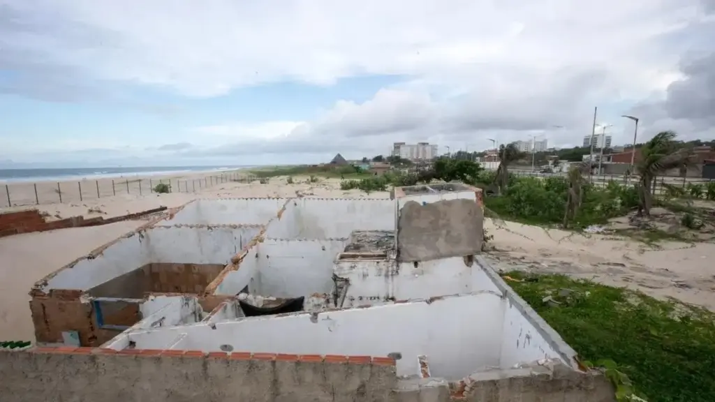 A maior planta de dessalinização da América Latina começa a ser erguida na Praia do Futuro em setembro, e 226 famílias de quatro comunidades vão trocar de terreno sem sair do bairro, em 196 casas de R$ 176 mil cada A maior planta de dessalinização da América Latina começa a ser erguida na Praia do Futuro em setembro, e 226 famílias de quatro comunidades vão trocar de terreno sem sair do bairro, em 196 casas de R$ 176 mil cada