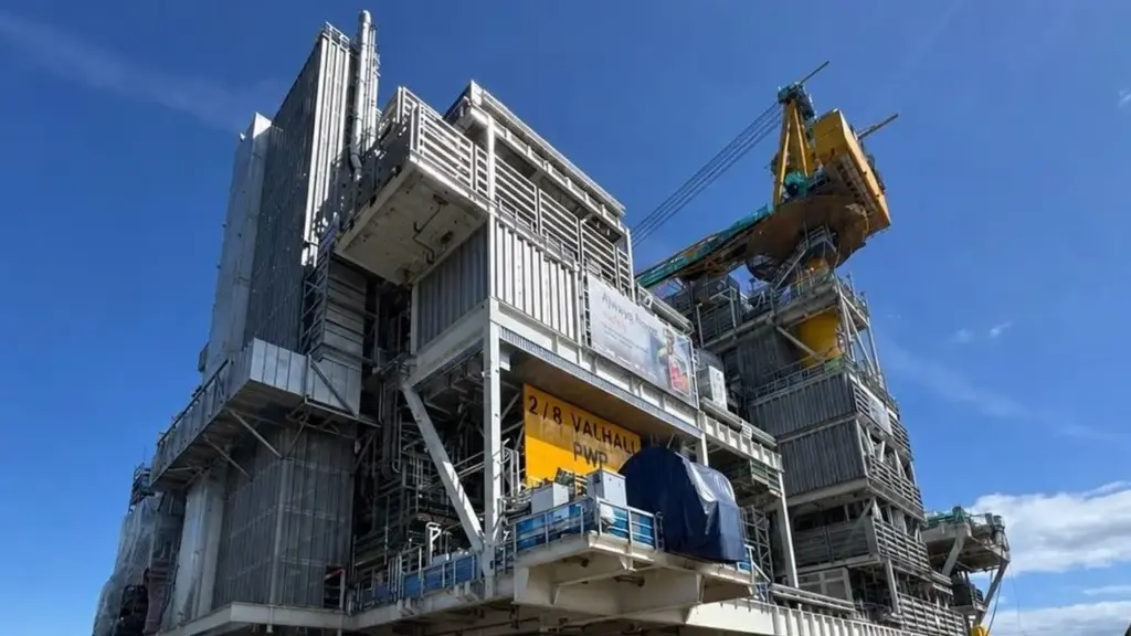 Estrutura de 17.500 toneladas começa a se mover sobre 580 linhas de eixos na Noruega e é colocada sobre embarcação em uma das maiores operações terrestres do setor offshore