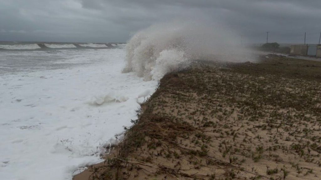 Mar que avança até 3,5 metros por ano sobre a costa de Campos volta a atingir estrada entre Farol de São Thomé e Barra do Furado, e a obra definitiva, estimada pela prefeitura em R$ 150 milhões, depende de estado e União