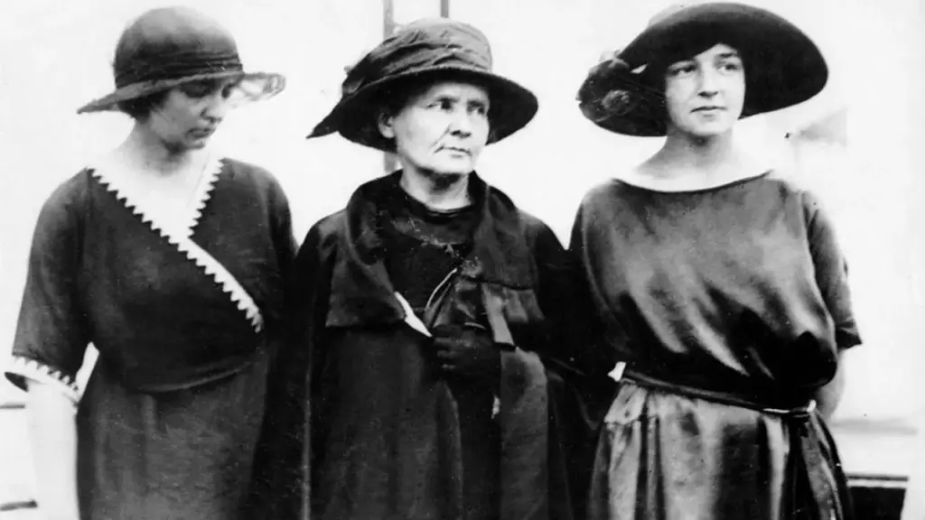 Marie Curie desembarcou no Brasil em julho de 1926, deu 11 aulas sobre radioatividade no Rio e voltou a Paris com um estojo de 24 pedras preciosas e 4 minerais radioativos, e um relatório guardado num acervo de São Paulo diz que as palestras dela só brilharam graças ao material brasileiro