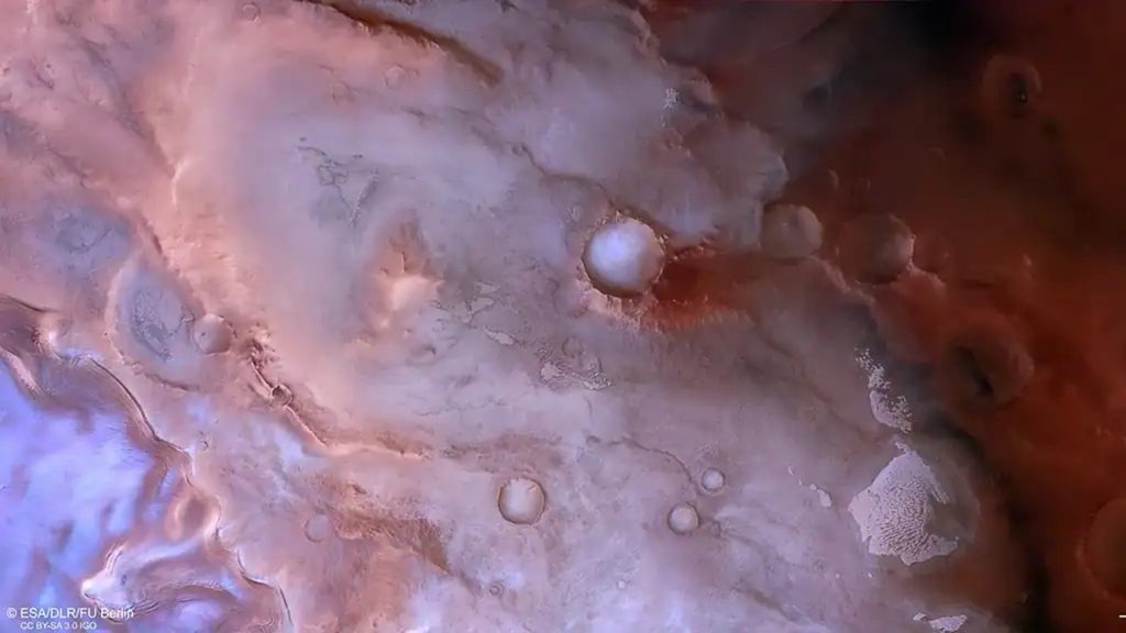 Marte roxo aparece em imagem da sonda Mars Express; luz da manhã, poeira e gelo explicam os tons incomuns